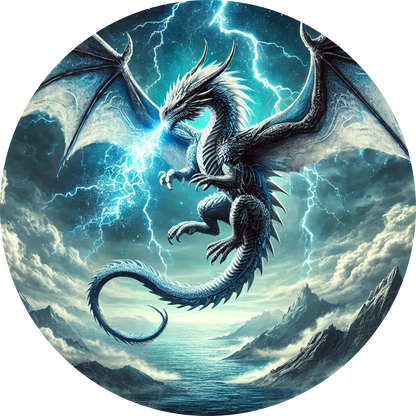 Blauer Blitzdrache mit geöffneten Flügeln vor stürmischem Himmel

