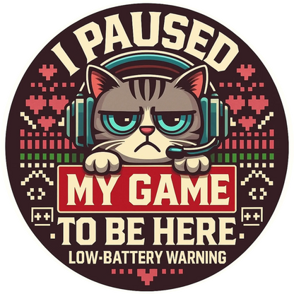 
Grumpy Cat mit Headset und dem Spruch „I paused my game to be here“.