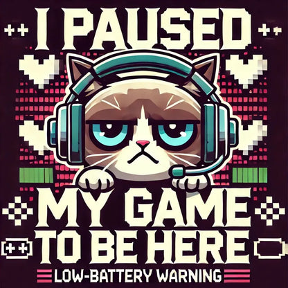 Pixel-Katze mit „Pause“-Spruch – Comic-Katze mit Brille und Kapuze, darunter der Schriftzug: „I paused my game to be here“