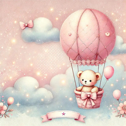 Niedlicher Teddybär in einem rosafarbenen Heißluftballon, umgeben von Wolken, Sternen und Blumen – ideal für Baby-Mädchen-Motive.