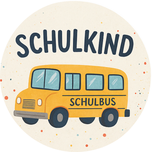 Schulbus mit Schriftzug „Schulkind“ auf hellblauem Hintergrund