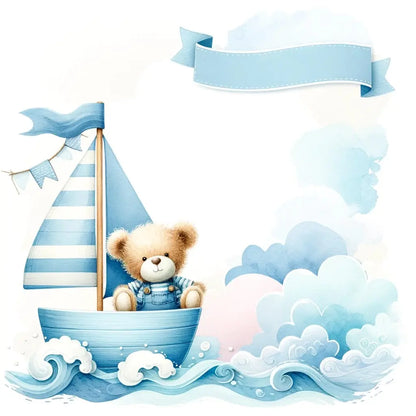 Kuscheliger Teddybär im blauen Segelboot auf dem Meer, mit Himmel und Wolken im Hintergrund – liebevolle Darstellung für Jungenmotive.