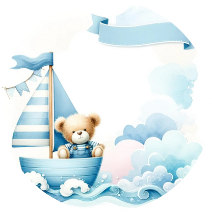 Teddy im Boot mit Wellen und blauem Banner – süßes Design für Jungen zur Geburt
