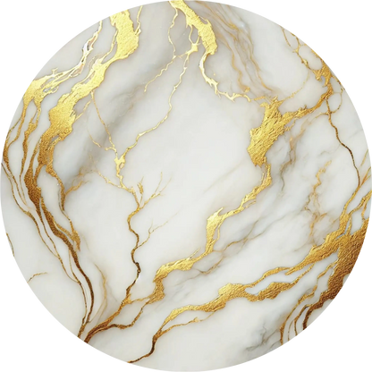 Weißer Marmor mit goldenen Maserungen im modernen Stil