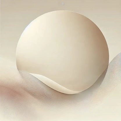 Abstrakte runde Form mit Wellenstruktur in Beige – Sanftes Design mit einem großen beigen Kreis und transluzenter Wellenstruktur auf hellem Hintergrund.