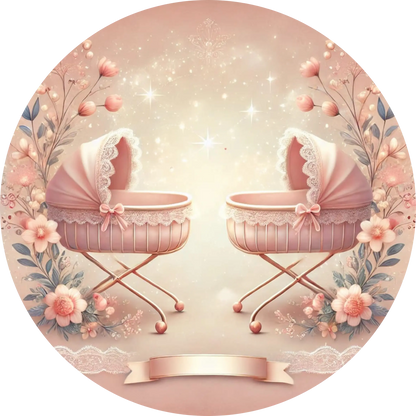 Zwei rosa Babykörbchen mit floraler Umrandung, auf pastellfarbenem Hintergrund