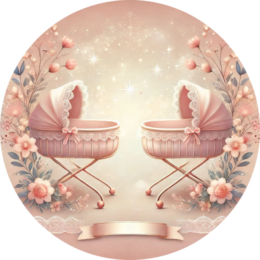 Zwei rosa Babykörbchen mit floraler Umrandung, auf pastellfarbenem Hintergrund